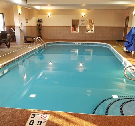 pool hours holiday inn express